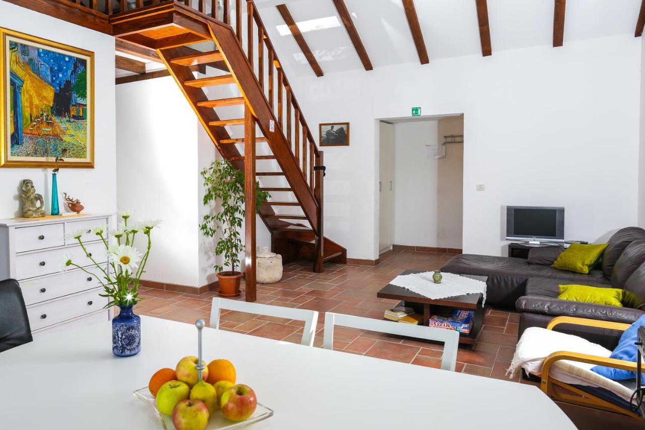 Spacious Apartment Lucia Prozura Exterior photo