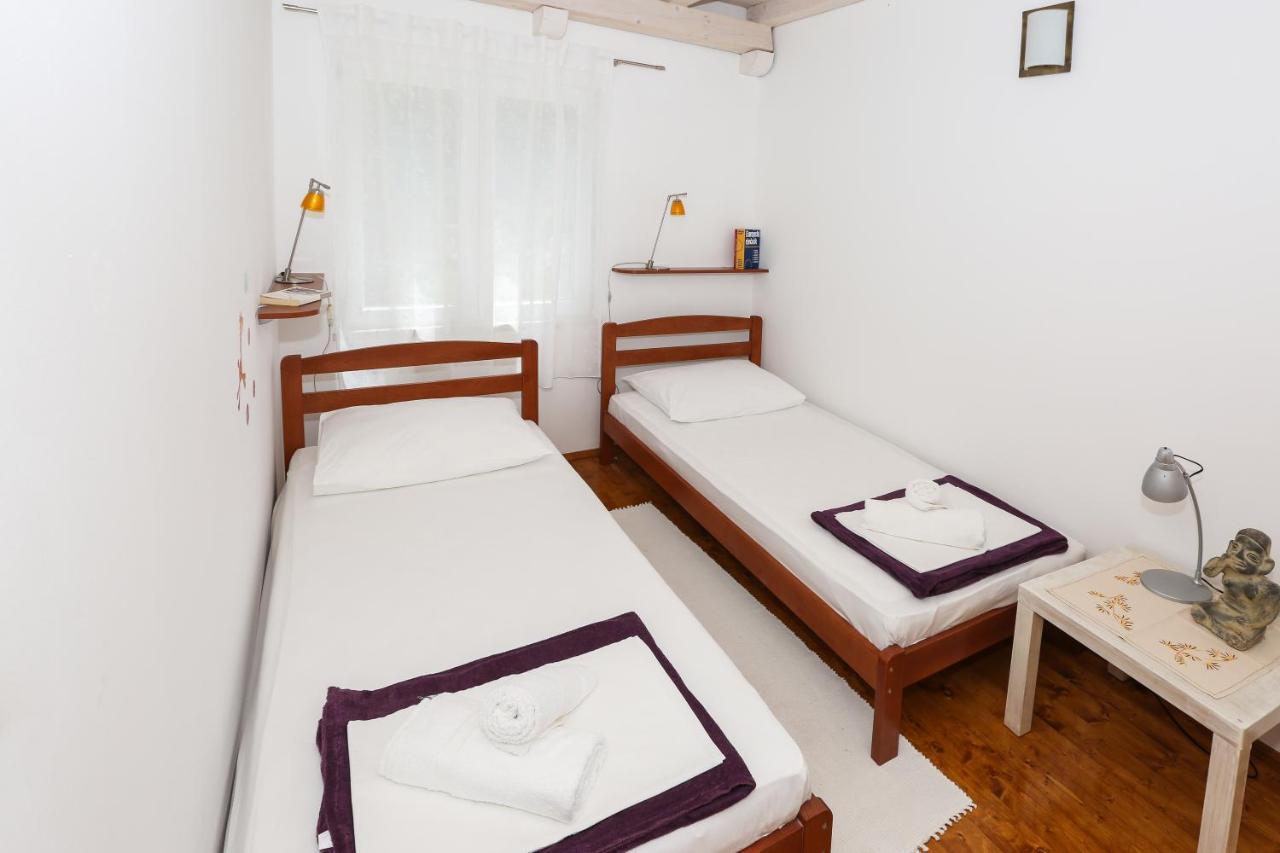 Spacious Apartment Lucia Prozura Exterior photo