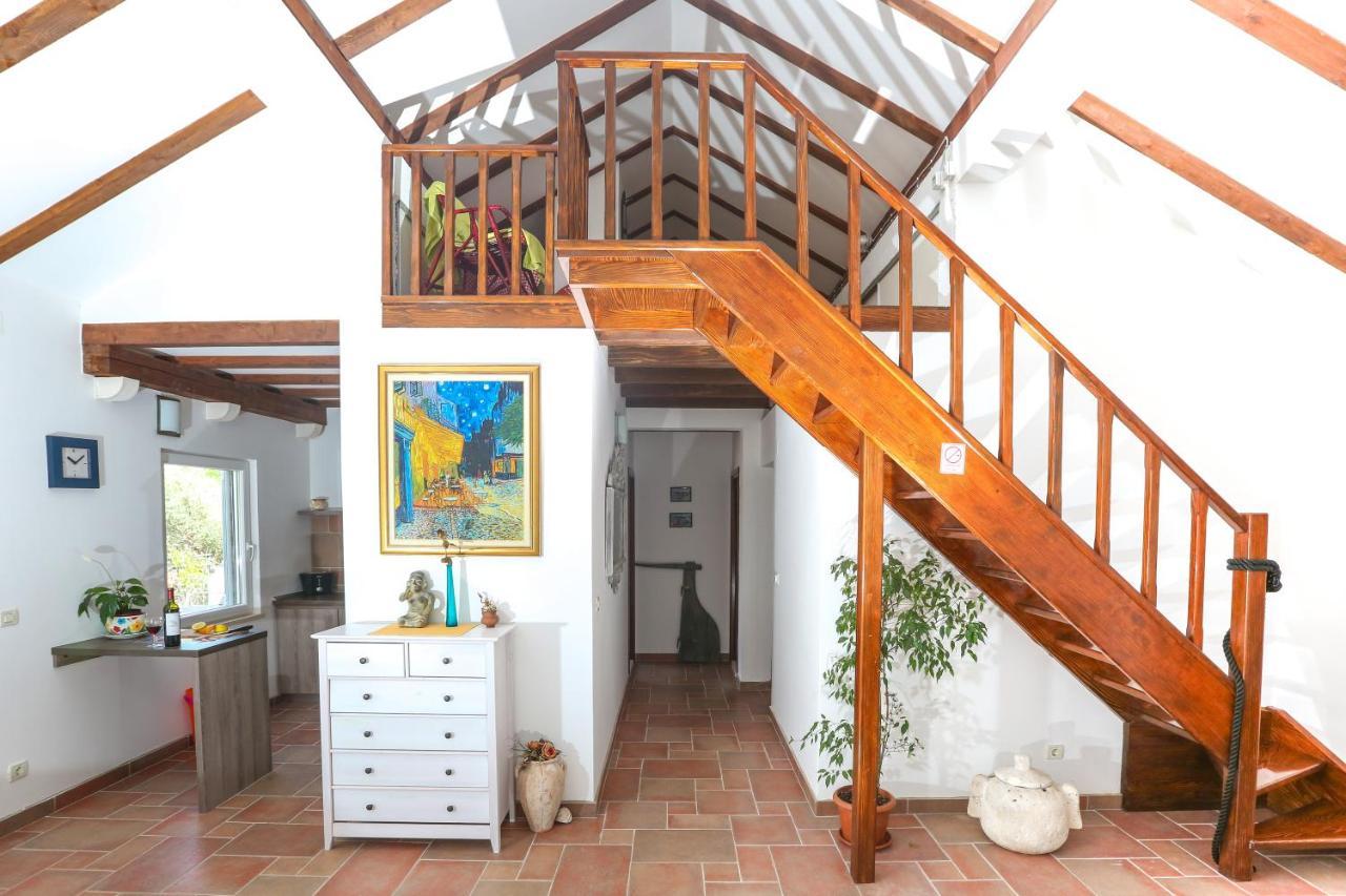 Spacious Apartment Lucia Prozura Exterior photo